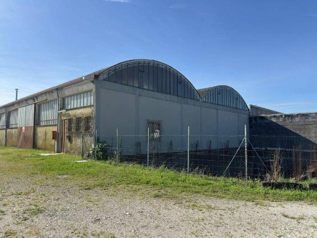 Locale Commerciale in vendita a Manzano, Friuli-Venezia Giulia