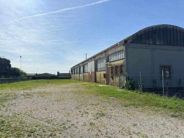 Locale Commerciale in vendita a Manzano, Friuli-Venezia Giulia