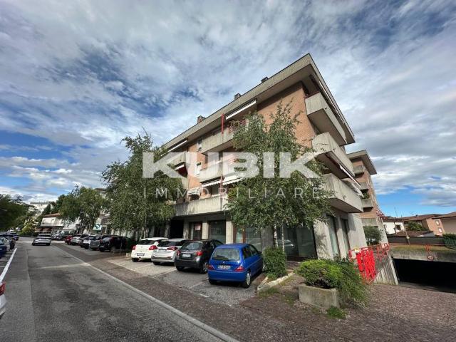 Locale Commerciale in vendita a Manzano, Friuli-Venezia Giulia