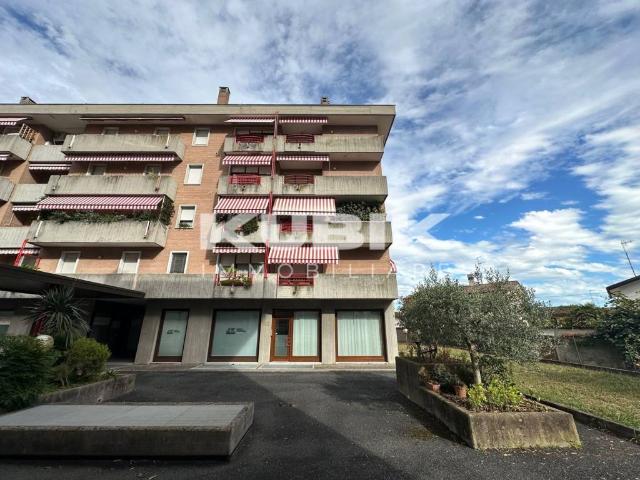 Locale Commerciale in vendita a Manzano, Friuli-Venezia Giulia