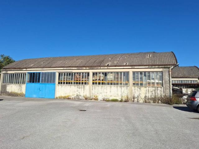 Locale Commerciale in vendita a Manzano, Friuli-Venezia Giulia