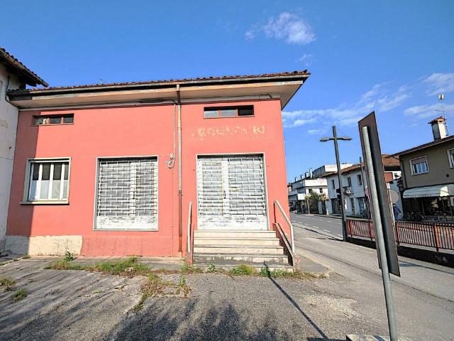 Locale Commerciale in vendita a Manzano, Friuli-Venezia Giulia