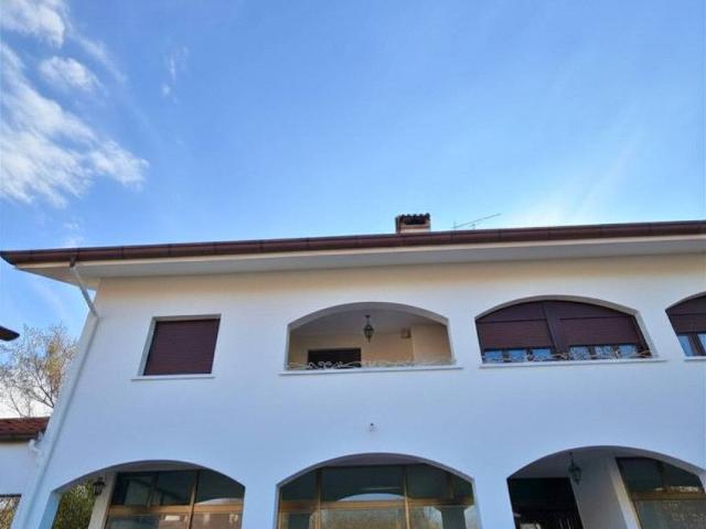 Locale Commerciale in vendita a Manzano, Friuli-Venezia Giulia