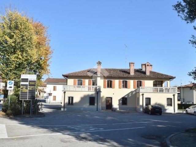 Locale Commerciale in vendita a Manzano, Friuli-Venezia Giulia