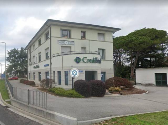 Locale Commerciale in vendita a Manzano, Friuli-Venezia Giulia