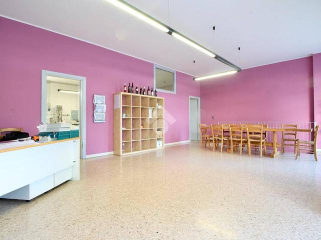 Locale Commerciale in vendita a Manzano, Friuli-Venezia Giulia