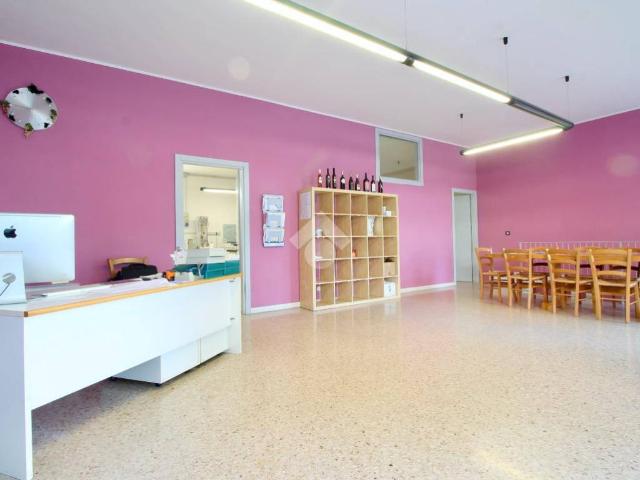 Locale Commerciale in vendita a Manzano, Friuli-Venezia Giulia