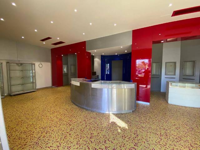 Locale Commerciale in vendita a Unione dei comuni del Distretto Ceramico, Maranello