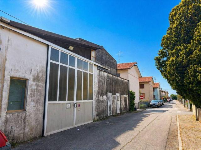 Locale Commerciale in vendita a Borgo Marano, Friuli-Venezia Giulia