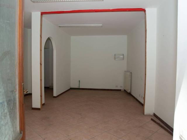 Locale Commerciale in vendita a Strecia, Marchirolo