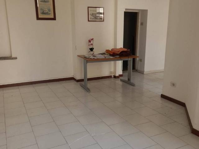 Locale Commerciale in vendita a Vaji, Marchirolo