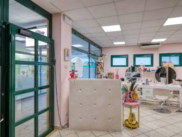 Locale Commerciale in vendita a Vaji, Marchirolo