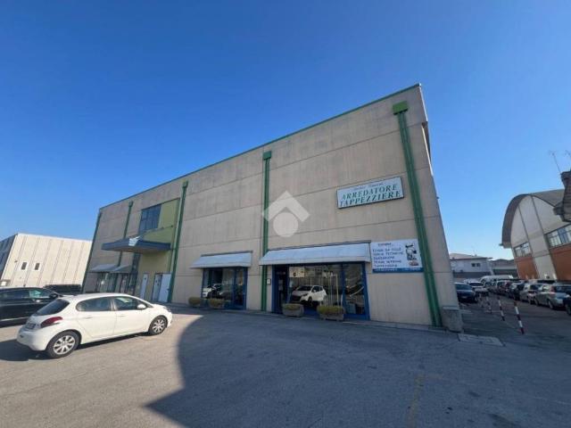 Locale Commerciale in vendita a Marcon, Venezia