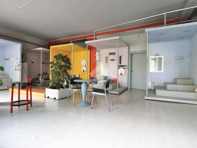 Locale Commerciale in vendita a Mariano Comense, Lombardia