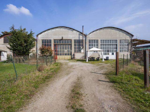 Locale Commerciale in vendita a Mariano Comense, Lombardia