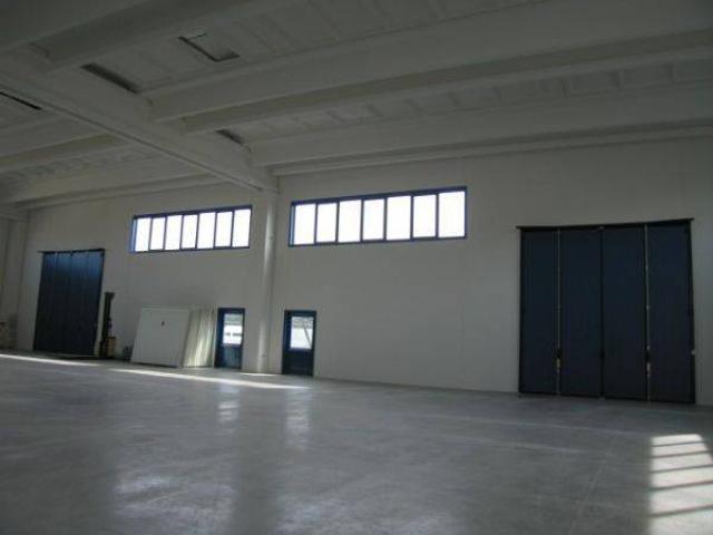 Locale Commerciale in vendita a Mariano Comense, Lombardia