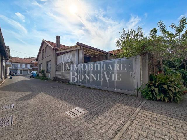 Locale Commerciale in vendita a Mariano Comense, Lombardia