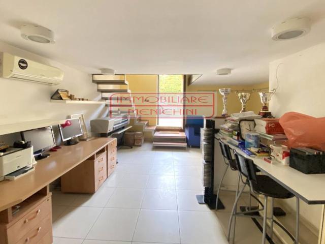 Locale Commerciale in vendita a Mariglianella, Campania