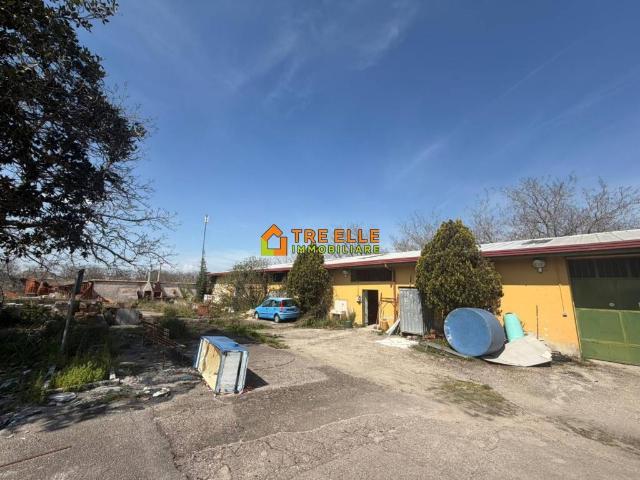 Locale Commerciale in vendita a Marigliano, Campania