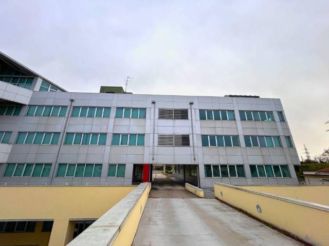 Locale Commerciale in vendita a Oltresempione, Legnano