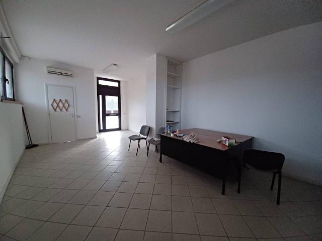 Locale Commerciale in vendita a Marsciano, Umbria