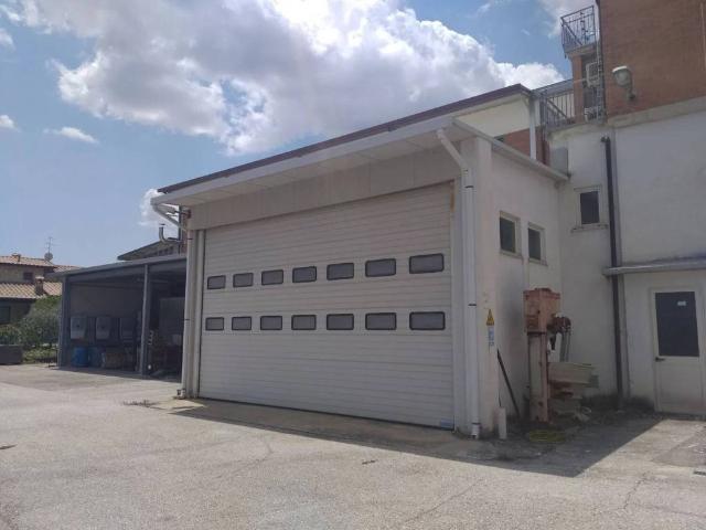 Locale Commerciale in vendita a Marsciano, Umbria