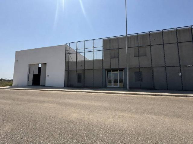 Locale Commerciale in vendita a Puglia, Lecce