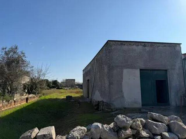 Locale Commerciale in vendita a Puglia, Lecce