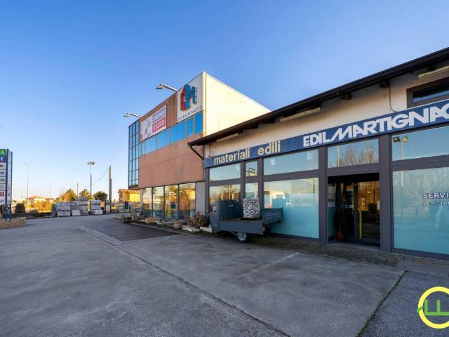 Locale Commerciale in vendita a Martignacco, Friuli-Venezia Giulia