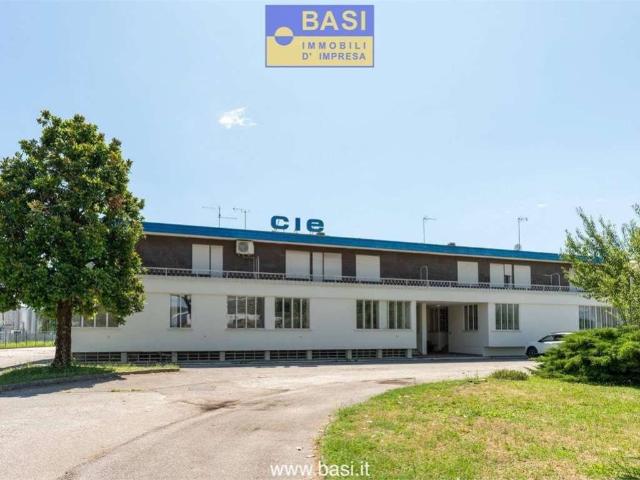Locale Commerciale in vendita a Martignacco, Friuli-Venezia Giulia