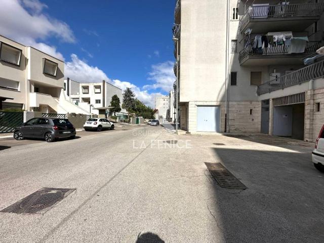 Locale Commerciale in vendita a Puglia, Taranto