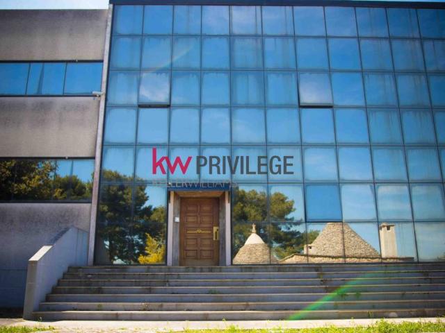 Locale Commerciale in vendita a Puglia, Taranto