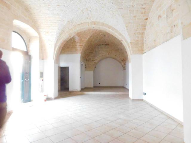 Locale Commerciale in vendita a Puglia, Taranto