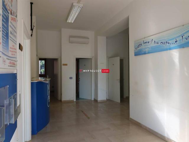 Locale Commerciale in vendita a Puglia, Taranto