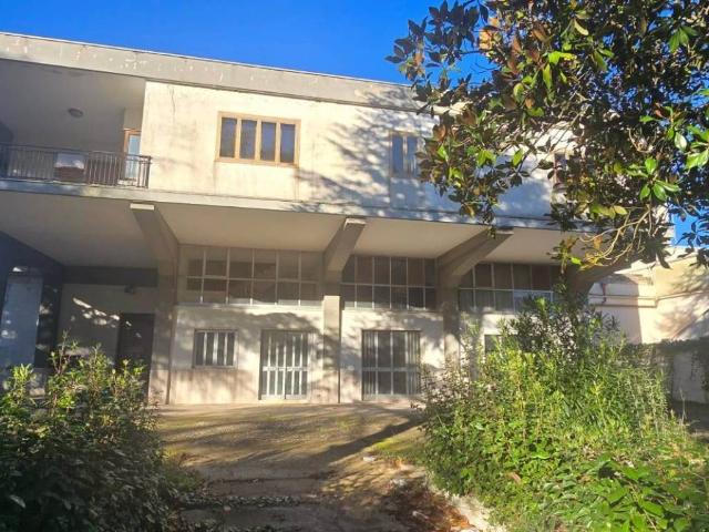 Locale Commerciale in vendita a Puglia, Taranto