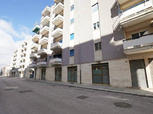 Locale Commerciale in vendita a Puglia, Taranto