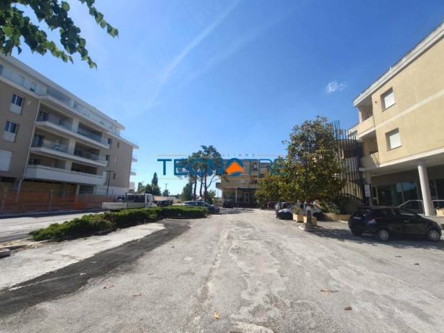 Locale Commerciale in vendita a Unione dei Comuni della Val Vibrata, Martinsicuro