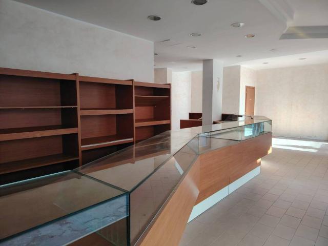 Locale Commerciale in vendita a Unione dei Comuni della Val Vibrata, Martinsicuro