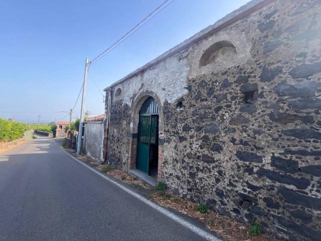 Locale Commerciale in vendita a Santa Venera, Mascali