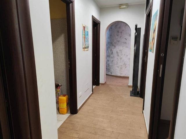 Locale Commerciale in vendita a Mascalucia, Sicilia