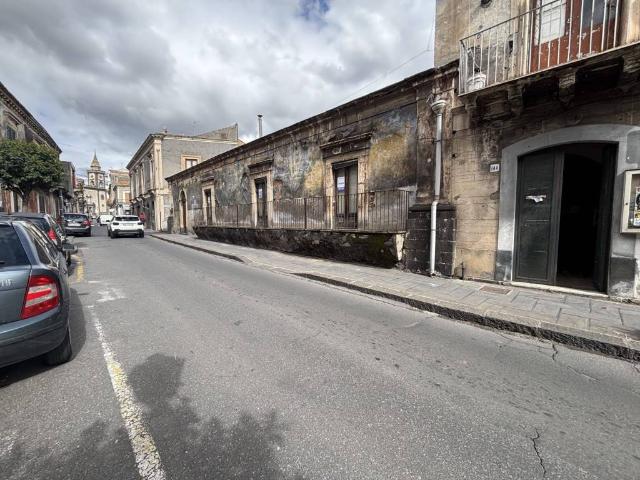 Locale Commerciale in vendita a Mascalucia, Sicilia