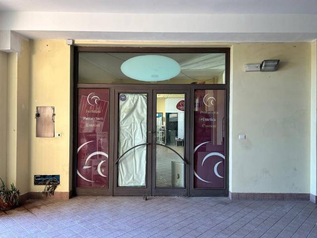 Locale Commerciale in vendita a Sciara, Mascalucia