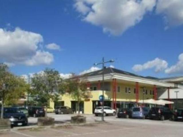 Locale Commerciale in vendita a Maserà Di Padova