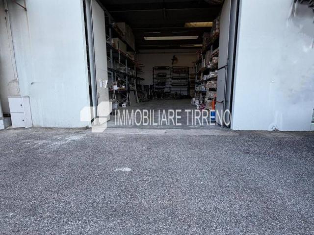 Locale Commerciale in vendita a Castagnara, Marina Di Massa