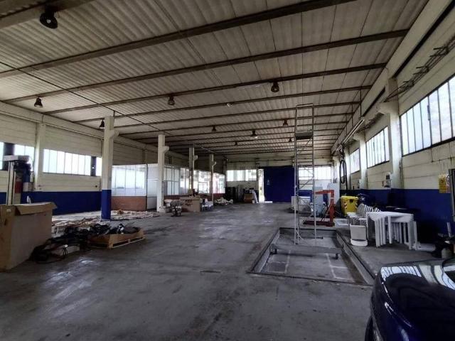 Locale Commerciale in vendita a Romagnano, Marina Di Massa