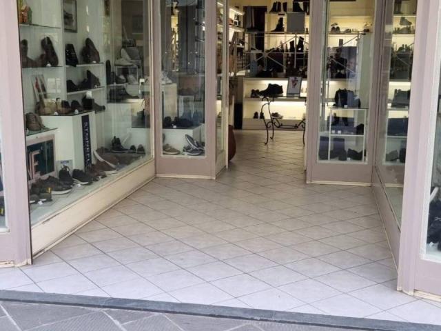 Locale Commerciale in vendita a San Carlo, Marina Di Massa
