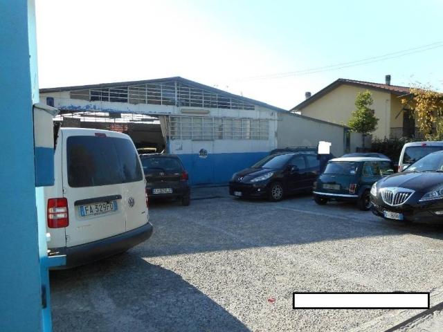 Locale Commerciale in vendita a Cinque Vie, Marina Di Massa