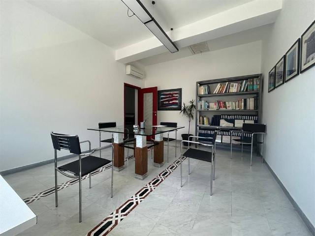 Locale Commerciale in vendita a Poggiolo, Marina Di Massa