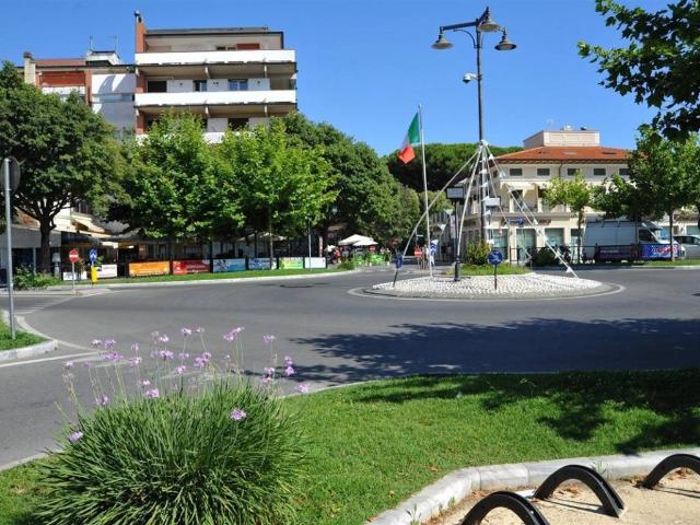 Locale Commerciale in vendita a Marina di Massa, Marina Di Massa
