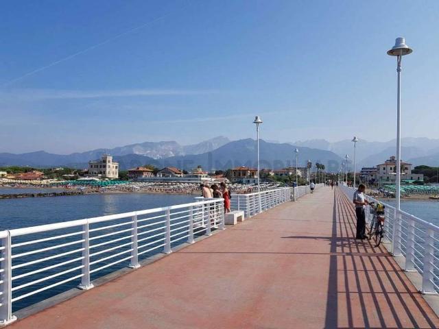Locale Commerciale in vendita a Remola, Marina Di Massa